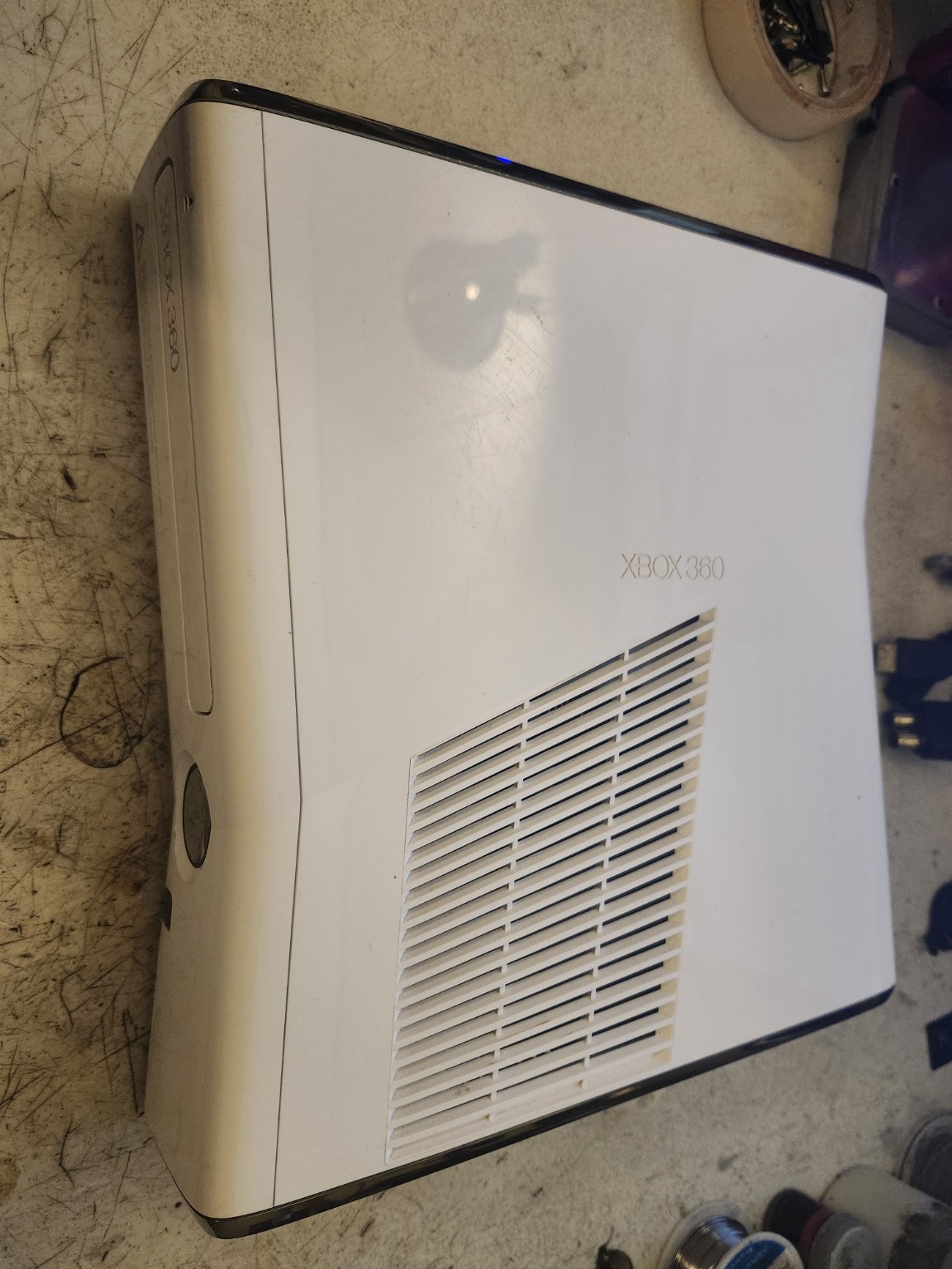 Xbox 360 All-White Edition top and side vent view