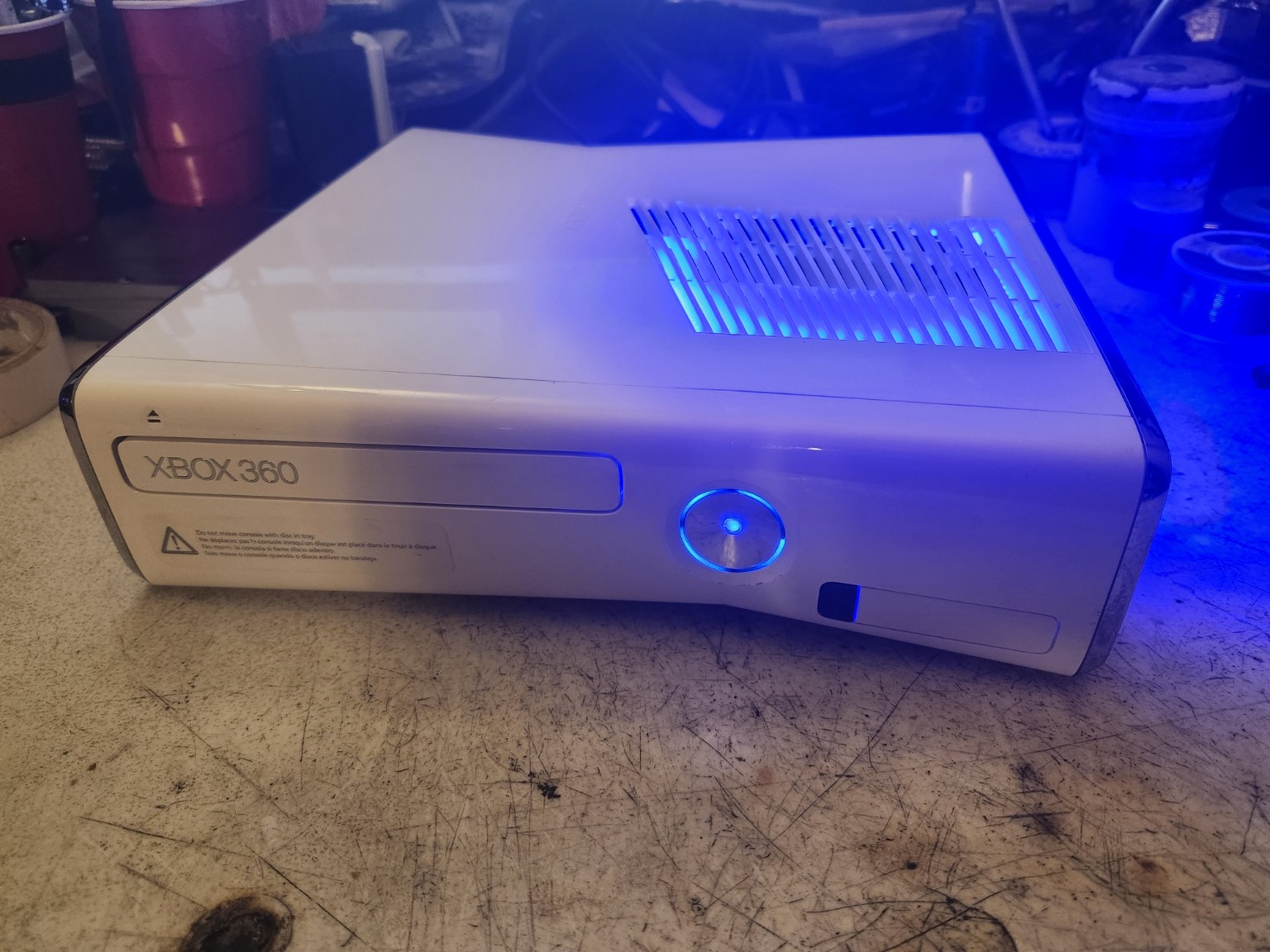Xbox 360 All-White Edition blue LED front and top vent glow