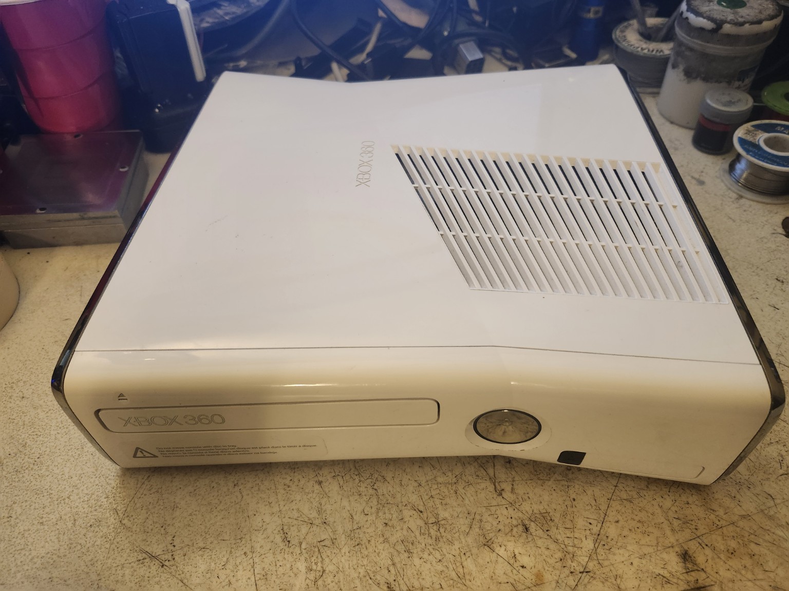 Xbox 360 All-White Edition front-top shell view