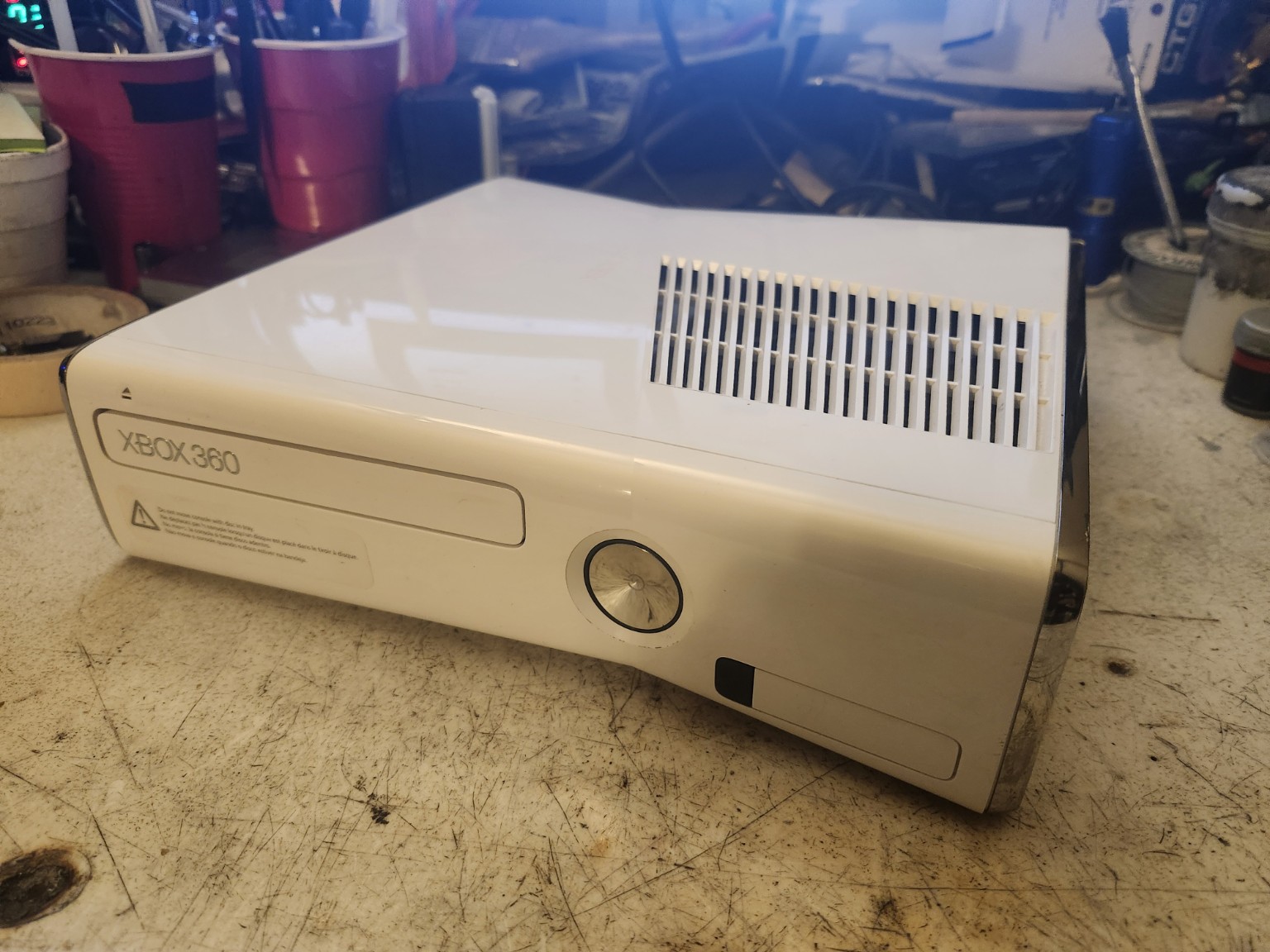Xbox 360 All-White Edition horizontal front-left shell view