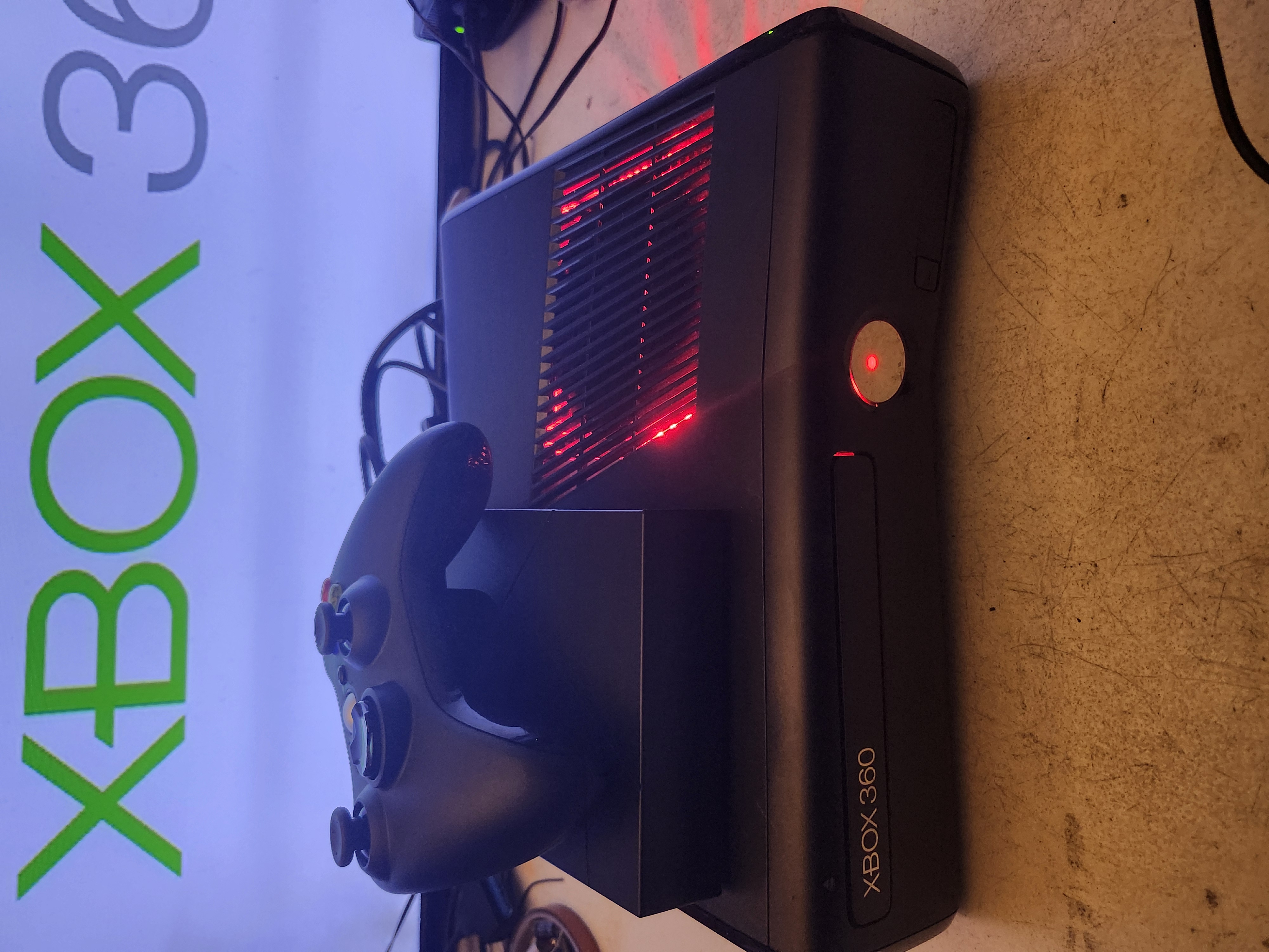 Xbox 360 Slim 4TB red LED photo 2