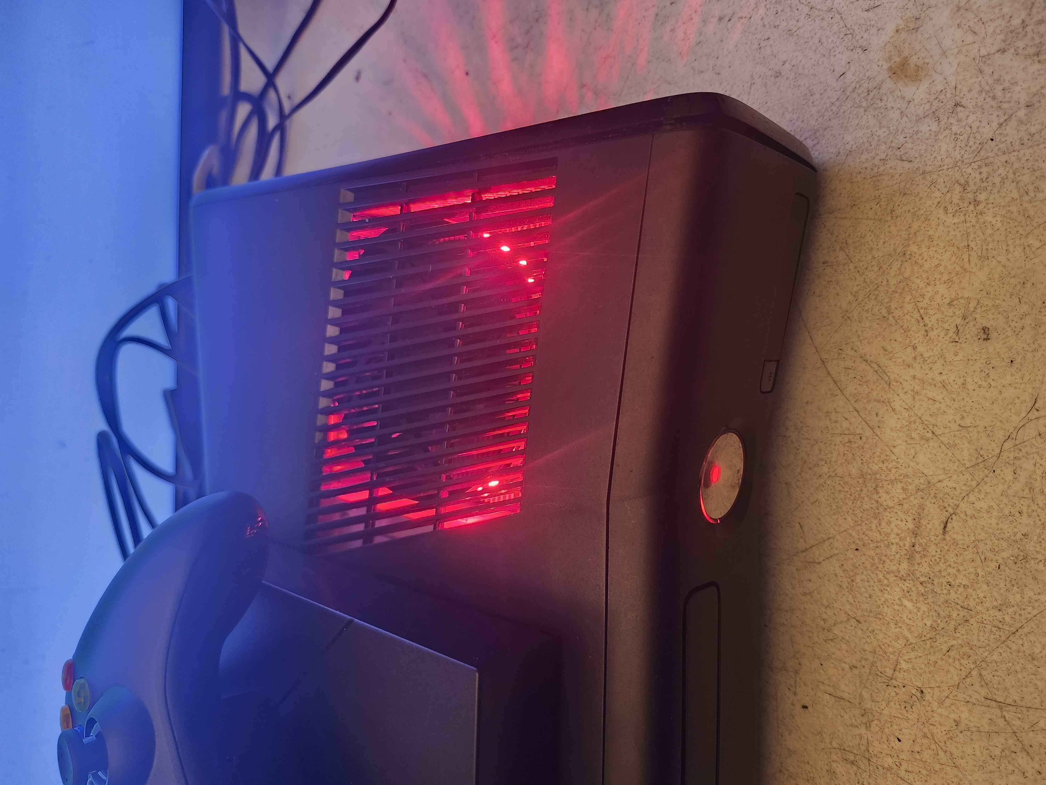 Xbox 360 Slim 4TB red LED photo 3