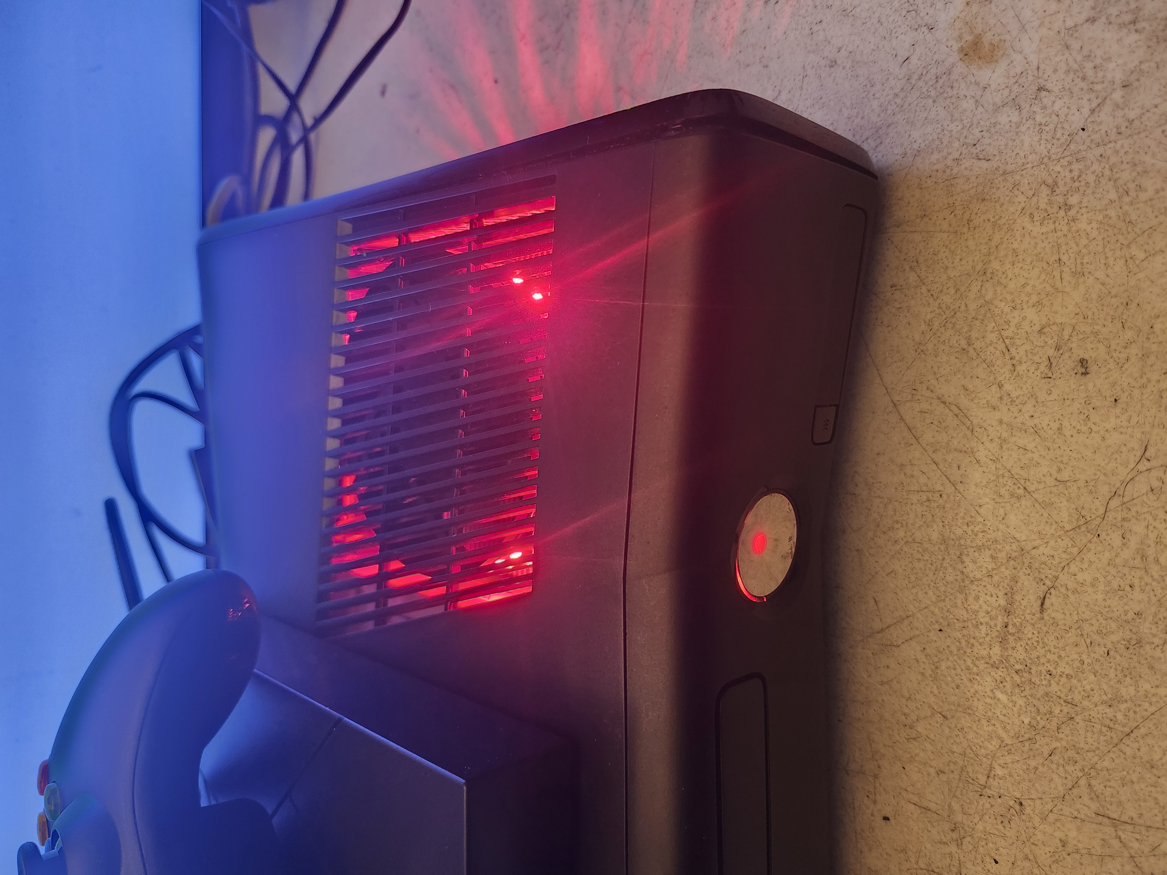 Xbox 360 Slim 4TB red LED photo 4